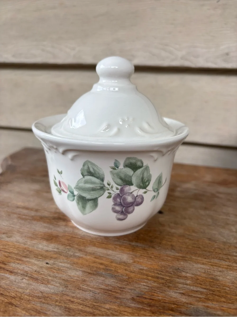 Set of Pfaltzgraff Grapevine stoneware: creamer, sugar bowl, gravy boat, 2 cups